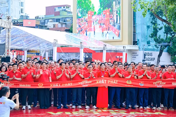 Các đại biểu trước vạch xuất phát. (Ảnh: THẾ ĐẠI)