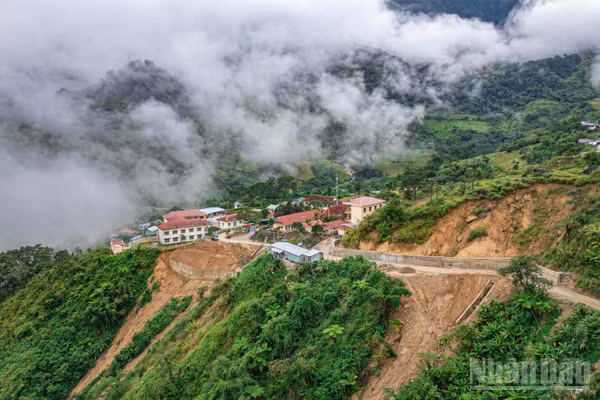 Điểm trường chính nằm ở trung tâm xã Trà Linh (thành phố Đà Nẵng) giữa biển mây chiều.