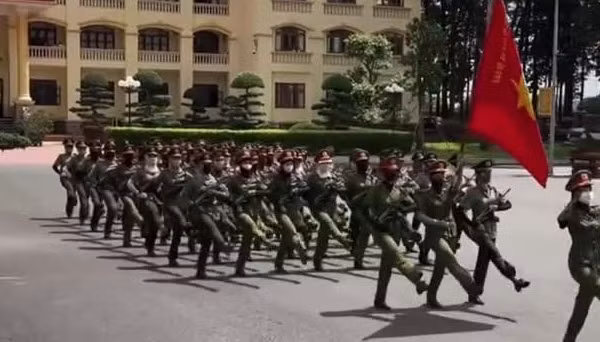Các học viên Trường Đại học An ninh nhân dân miệt mài tập luyện ngày đêm chuẩn bị cho "Tổ quốc trong tim"