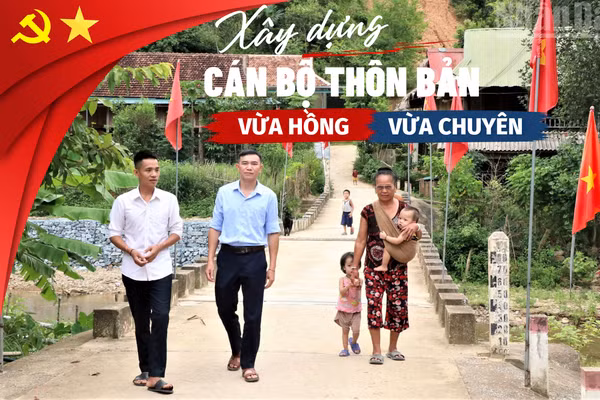 Đồng chí Lô May Phiệt, Bí thư Chi bộ bản Cha Lúm (ngoài cùng, bên trái sang) đã hoàn thành nghĩa vụ quân sự, tham gia lực lượng Công an xã, có trình độ Cử nhân Luật. (Ảnh: TRẦN TRUNG HIẾU)