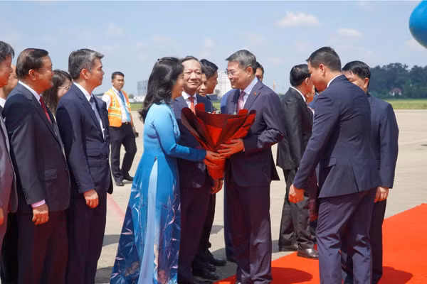 Thủ tướng Chính phủ Lê Minh Hưng tới sân bay quốc tế Wattay, Thủ đô Viêng Chăn bắt đầu chuyến thăm chính thức Cộng hòa Dân chủ Nhân dân Lào theo lời mời của Thủ tướng Lào Saleumxay Kommasith. (Ảnh: VOV)