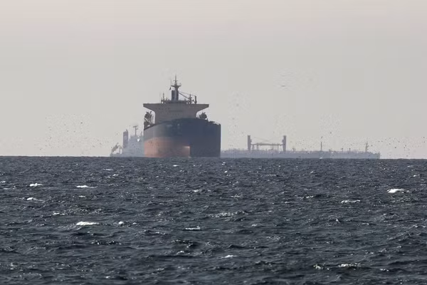 Tàu thuyền vận chuyển trên eo biển Hormuz. (Ảnh: THX/TTXVN)