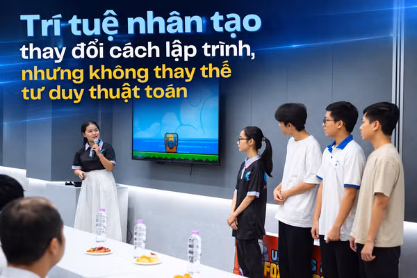 Một trong ba nhóm sinh viên xuất sắc nhất trình bày sản phẩm game do nhóm phát triển tại Lễ tổng kết môn SE116 khóa đầu tiên. (Ảnh: Code Tour)