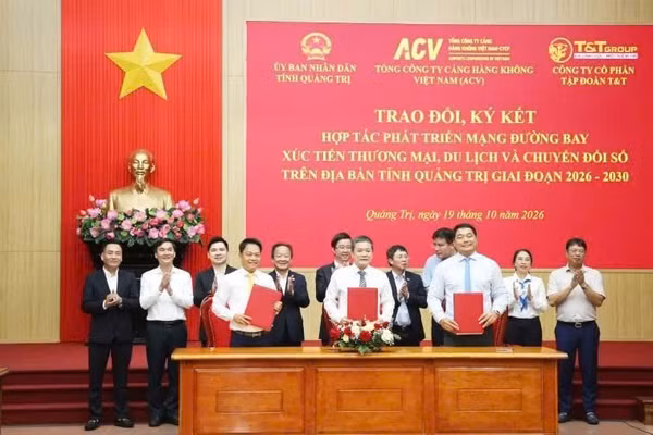Lễ ký kết hợp tác giữa Ủy ban nhân dân tỉnh Quảng Trị với ACV và Tập đoàn T&T về xúc tiến thị trường, phát triển vận tải hàng không. (Ảnh: HG)