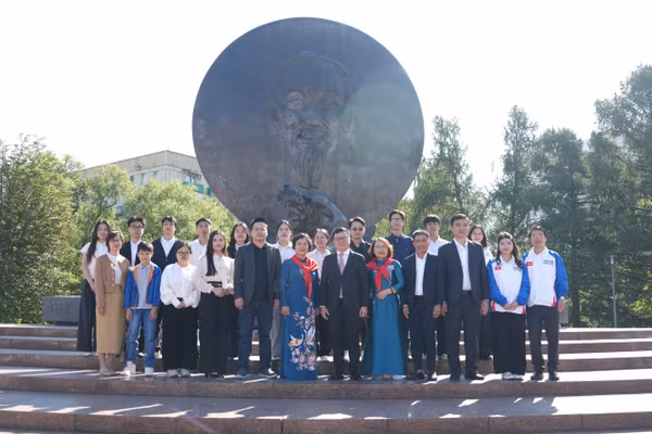 Đoàn công tác Báo Nhân Dân chụp ảnh lưu niệm tại Tượng đài Chủ tịch Hồ Chí Minh ở Thủ đô Moskva. (Ảnh: THANH THỂ)