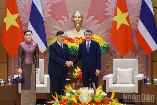 Thủ tướng Lê Minh Hưng đón Nhà vua Vương quốc Thái Lan Maha Vajiralongkorn Phra Vajiraklaochaoyuhua và Hoàng hậu. (Ảnh TRẦN HẢI)