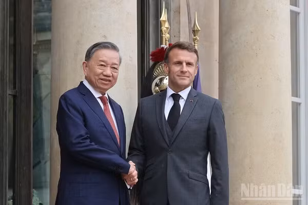 Tổng Bí thư, Chủ tịch nước Tô Lâm và Tổng thống Pháp Emmanuel Macron gặp gỡ báo chí chung trước hội đàm tại Paris tháng 10/2024. Ảnh: TTXVN.