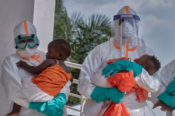 Nhân viên y tế chăm sóc bệnh nhân Ebola tại Bunia, tỉnh Ituri, CHDC Congo. (Ảnh: THX/TTXVN)