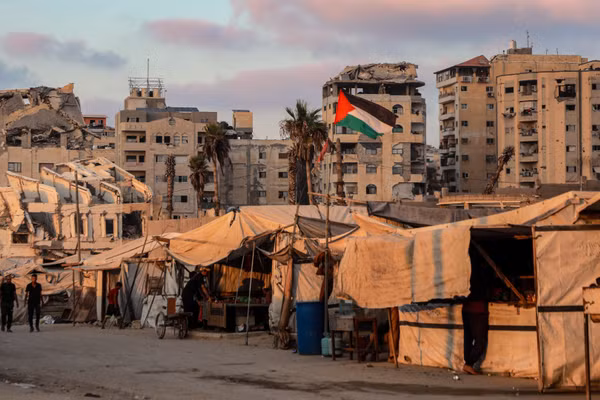 Lá cờ Palestine được cắm tại khu lều trại của người tị nạn Palestine tại thành phố Gaza. Ảnh: THX/TTXVN phát