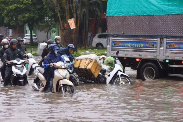 Đường 32 (Quốc lộ 32) đoạn qua khu vực Nhổn (Cầu Diễn đi Hoài Đức/Đan Phượng), nhiều đoạn ngập sâu. Ảnh: TTXVN