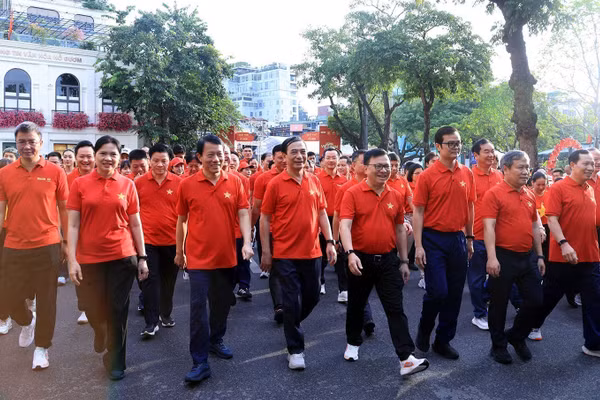 Các đại biểu đi bộ vòng quanh Hồ Hoàn Kiếm sáng 30/8. Ảnh: Tuấn Anh - TTXVN