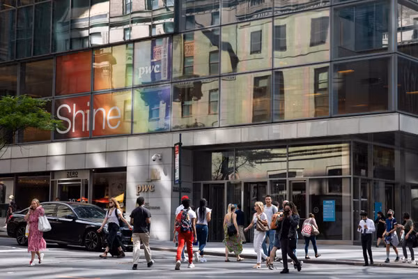 Người dân di chuyển trên đường phố tại New York, Mỹ. (Ảnh: TTXVN)