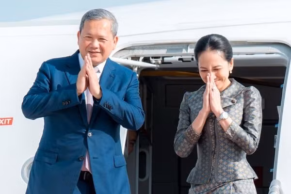 Thủ tướng Vương quốc Campuchia Samdech Moha Borvor Thipadei Hun Manet và phu nhân rời Phnom Penh lên đường sang thăm chính thức Việt Nam và dự Diễn đàn Tương lai ASEAN. (Ảnh: Văn phòng Thủ tướng Campuchia)