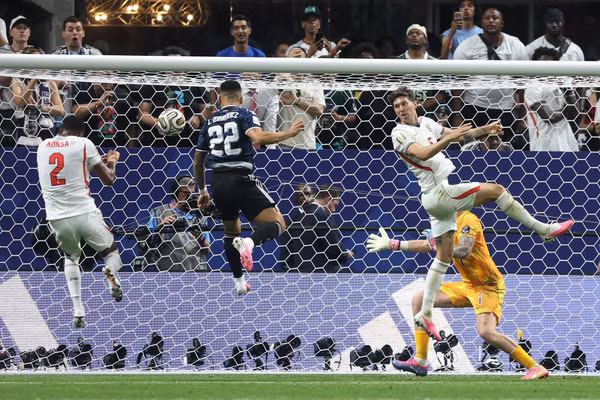 Fancam ghi lại pha ghi bàn quyết định của Argentina vào lưới Anh