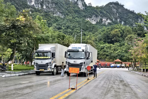 Lực lượng chức năng kiểm tra phương tiện chở hàng xuất khẩu qua Cửa khẩu Quốc tế Hữu Nghị (Lạng Sơn). Ảnh: PV.