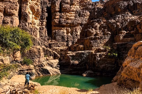  Giữa vùng sa mạc Sahara khô cằn ở miền Đông Nam Algeria, Tassili n’Ajjer hiện lên như một “bảo tàng ngoài trời” độc đáo với những khối đá sa thạch khổng lồ, hồ nước trong xanh, động vật sa mạc và hàng nghìn hình khắc, tranh vẽ trên vách đá có niên đại từ nhiều nghìn năm trước. Ảnh: TTXVN phát
