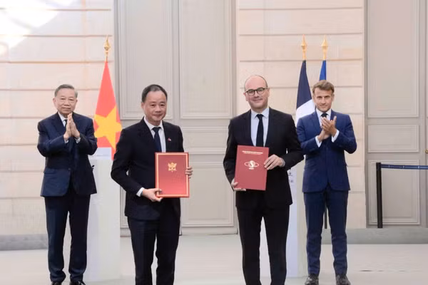 GS.TS. Trần Hồng Thái, Chủ tịch Viện Hàn lâm Khoa học và Công nghệ Việt Nam trao Ý định thư hợp tác thúc đẩy Dự án VNREDSat-2 với Ông Sébastien Martin, Thứ trưởng Bộ Kinh tế, Tài chính và Chủ quyền Công nghiệp, Năng lượng và Kỹ thuật số Cộng hoà Pháp, dưới sự chứng kiến của Tổng Bí thư, Chủ tịch nước Tô Lâm và Tổng thống Cộng hòa Pháp Emmanuel Macron.