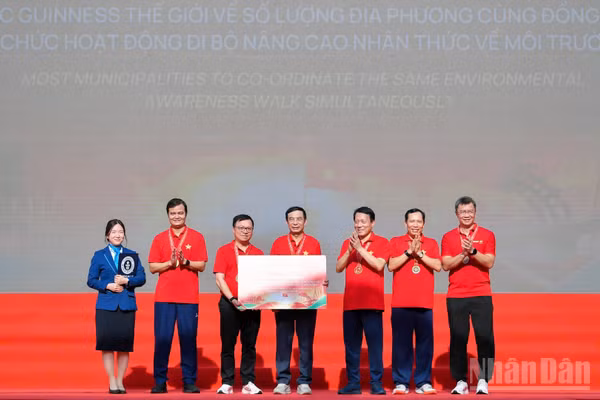 Bà Sohn Minyoung, Giám khảo chính thức của Guinness World Records, đại diện Tổ chức Kỷ lục Guinness thế giới. (Ảnh: MINH DUY)