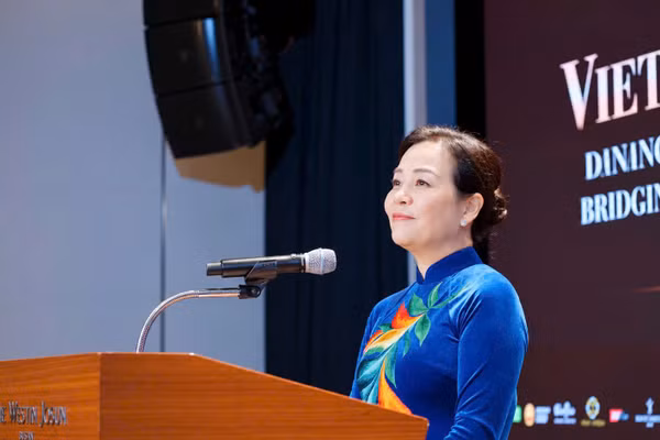 Tiến sĩ Ngô Phương Lan phát biểu khai mạc tọa đàm. (Ảnh: Đại sứ quán Việt Nam tại Hàn Quốc cung cấp)