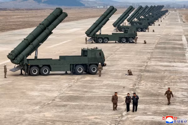Nhà lãnh đạo Triều Tiên Kim Jong Un thị sát cuộc diễn tập hỏa lực ngày 14/3/2026. Ảnh: KCNA/TTXVN