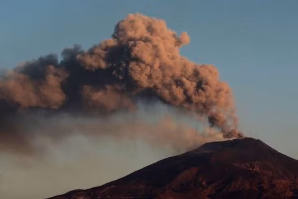 Cột tro bụi phun lên từ miệng núi lửa Etna ở Sicily, Italy. (Ảnh: THX/TTXVN)