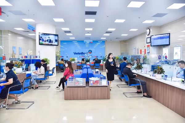 Khách hàng được các giao dịch viên của VietinBank hướng dẫn tư vấn sản phẩm tại quầy (Ảnh: VietinBank)