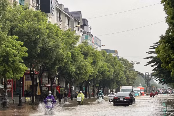 Khu vực An Khánh ngập sâu khiến nhiều phương tiện di chuyển khó khăn. Ảnh: THẾ ĐẠI