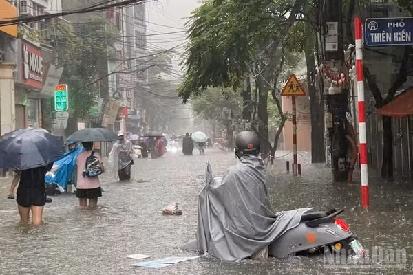 "Rốn ngập" ngã rẽ Thiên Hiền và đường Mỹ Đình sáng 17/9, các phương tiện gần như tê liệt. Ảnh: VIỆT HÀ