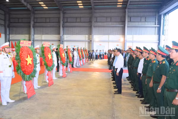 Toàn cảnh lễ dâng hương, dâng hoa trước khi vận chuyển. (Ảnh: HỮU TÀI)