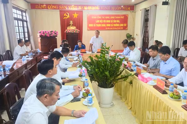 Quang cảnh buổi làm việc. (Ảnh: VĂN ÚT)