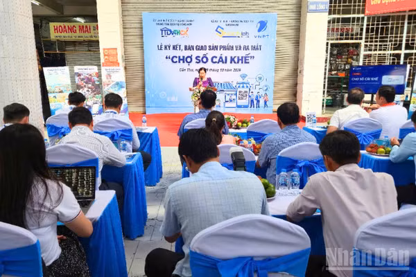 Quang cảnh lễ ký kết, bàn giao sản phẩm và ra mắt mô hình Chợ Cái Khế trên nền tảng số 247. (Ảnh: VĂN ÚT)