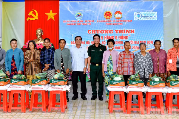 Đại diện lãnh đạo địa phương và chỉ huy đồn Biên phòng Lai Hòa trao quà cho người dân tại chương trình. (Ảnh: VĂN LONG)