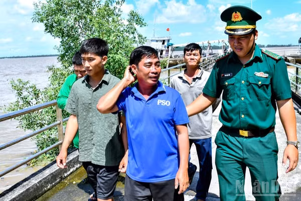 Cán bộ trạm kiểm soát biên phòng Trần Đề, đồn Biên phòng Trung Bình tiếp nhận 4 ngư dân. (Ảnh: VĂN LONG) 