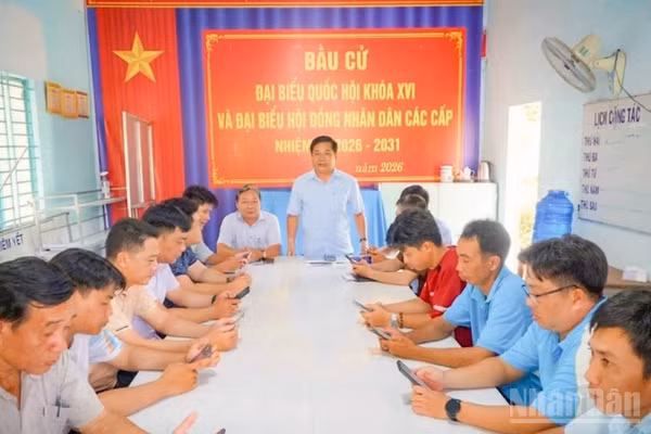 Đồng chí Sầm Long Hải, Phó Bí thư Thường trực Đảng ủy xã Tân Phước Hưng tham dự sinh hoạt Chi bộ ấp Tân Phú Hưng. (Ảnh: VĂN ÚT)