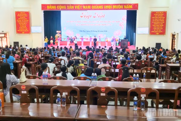 Quang cảnh chương trình đối thoại. (Ảnh: VĂN ÚT)