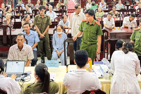 Thân nhân liệt sĩ đến lấy mẫu sinh phẩm ADN tại các địa điểm. (Ảnh: Công an cung cấp)