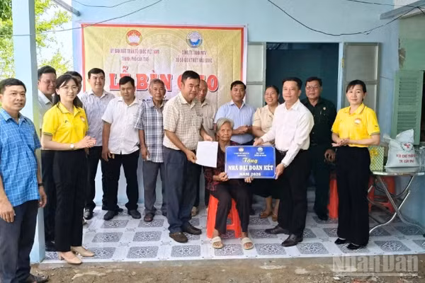 Công ty Xổ số kiến thiết Hậu Giang trao nhà đại đoàn kết cho người nghèo trên địa bàn thành phố Cần Thơ. (Ảnh: VĂN ÚT)