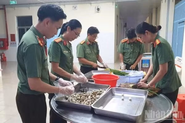 Cán bộ, chiến sĩ Phòng Tham mưu Công an thành phố Cần Thơ sơ chế nguyên liệu nấu cháo để kịp trao cho bà con vào buổi sáng. (Ảnh: HẢI ĐĂNG)