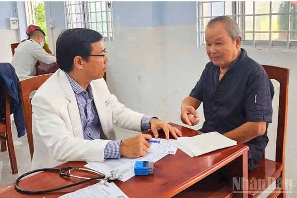 Người dân nên chủ động tham gia bảo hiểm y tế từ sớm để có sự bảo vệ khi cần chăm sóc sức khỏe. (Ảnh: VĂN ÚT)