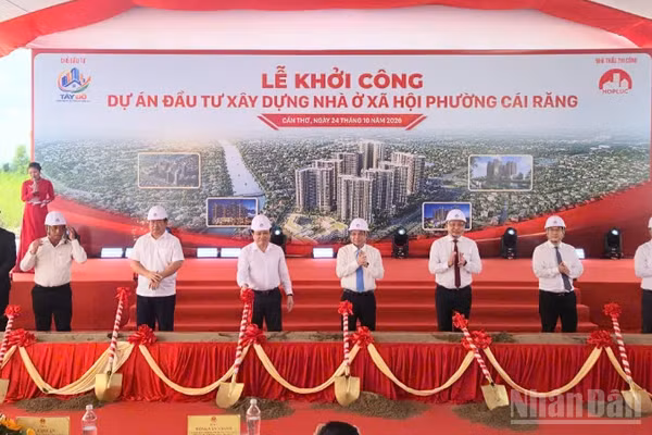 Đồng chí Đồng Văn Thanh (thứ 4 từ phải qua), Ủy viên Trung ương Đảng, Phó Bí thư Thường Trực, Chủ tịch Hội đồng nhân dân thành phố Cần Thơ cùng thực hiện nghi thức khởi công dự án.