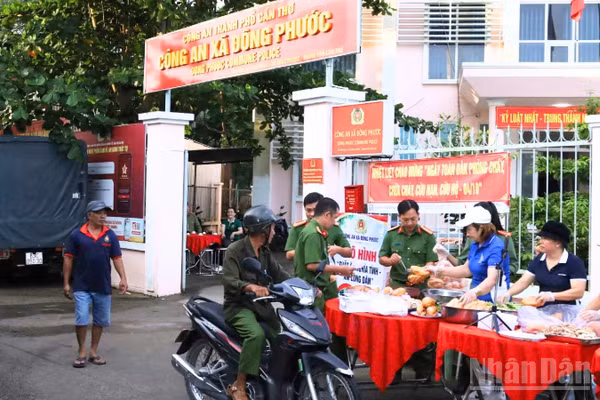 Mô hình “Suất ăn nghĩa tình-Ấm lòng dân” được Công an xã Đông Phước triển khai ngay trước trụ sở đơn vị. (Ảnh: THẾ PHONG)