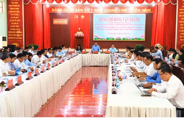 Quang cảnh buổi làm việc. (Ảnh: VĂN ÚT)