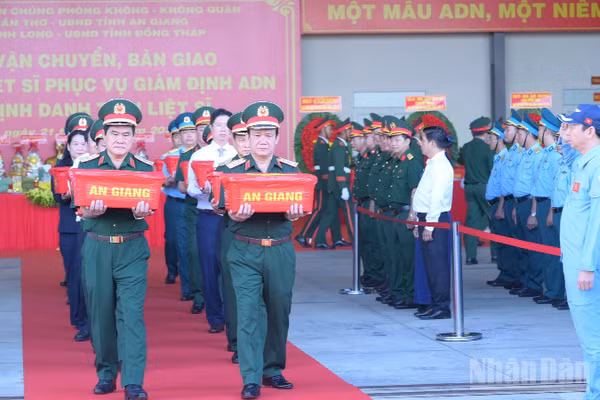 Thủ trưởng Bộ Tư lệnh Quân khu 9 bàn giao mẫu hài cốt liệt sĩ phục vụ giám định ADN. (Ảnh: HỮU TÀI) 