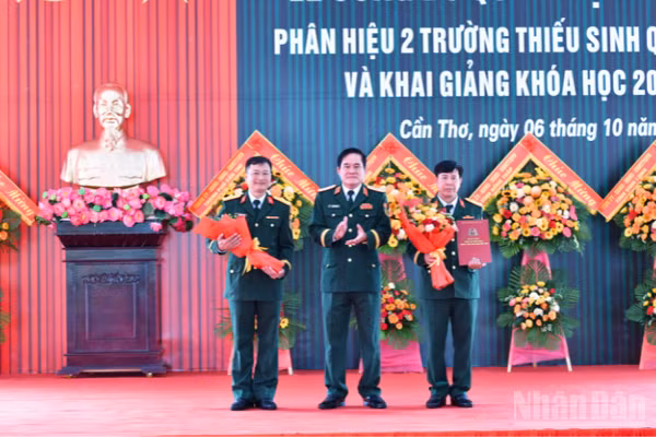 Trung tướng Nguyễn Xuân Dắt, Tư lệnh Quân khu 9 trao Quyết định thành lập Phân hiệu 2 Trường Thiếu sinh quân miền nam. (Ảnh: HỮU TÀI)
