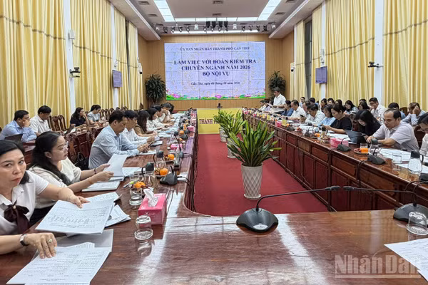 Quang cảnh buổi làm việc. (Ảnh: VĂN ÚT)