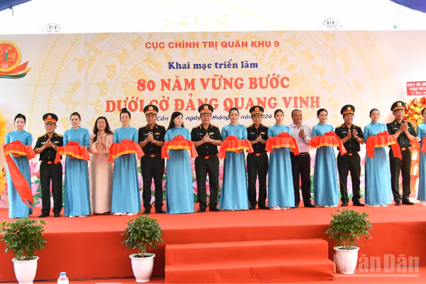 Thủ trưởng Bộ Tư lệnh Quân khu và đại biểu cắt băng khai mạc. (Ảnh: HỮU TÀI)