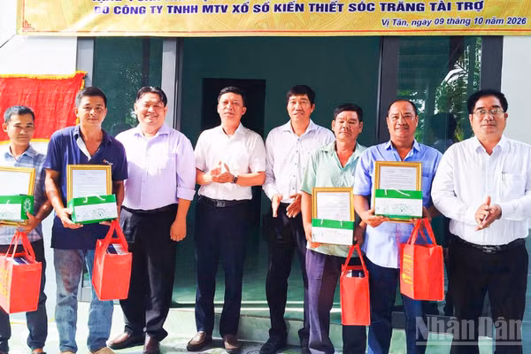 Công ty Xổ số kiến thiết Sóc Trăng trao nhà đại đoàn kết cho người nghèo trên địa bàn phường Vị Tân, thành phố Cần Thơ. (Ảnh: VĂN ÚT)