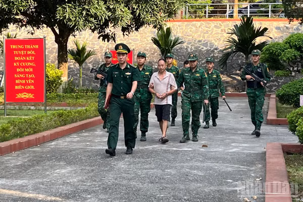 Bộ đội Biên phòng Cửa khẩu quốc tế Lào Cai áp giải đối tượng.