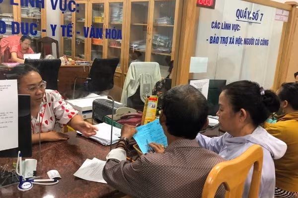 Cán bộ Trung tâm Phục vụ hành chính công phường Phan Thiết giải quyết thủ tục hành chính cho người dân.