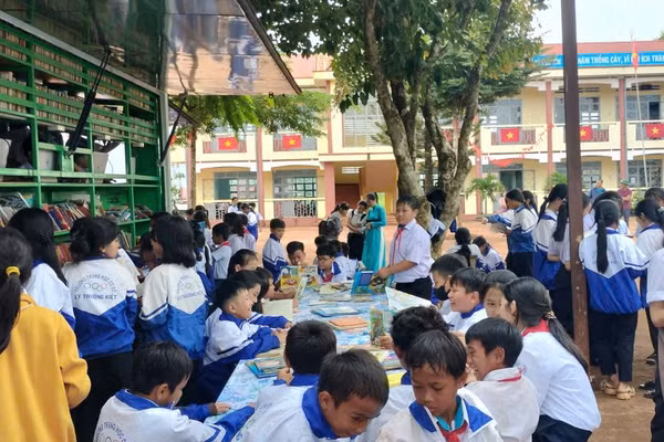 Các em học sinh hào hứng tham gia các hoạt động tìm hiểu về sách và văn hóa đọc.